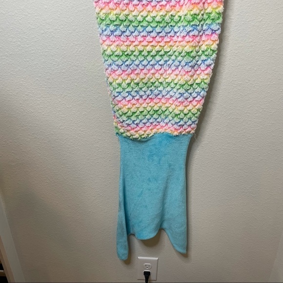 Kids Mermaid Tail Blanket - Picture 3 of 4